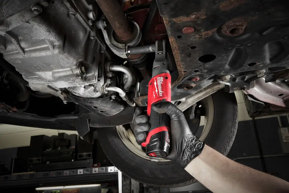 Гайкокрут кутовий акумуляторний тріскачка 3/8" MILWAUKEE, M12 FIR38-201B, 75Нм, (+ заряд.пристрій, 1 акум.Х 2Аг, сумка) 