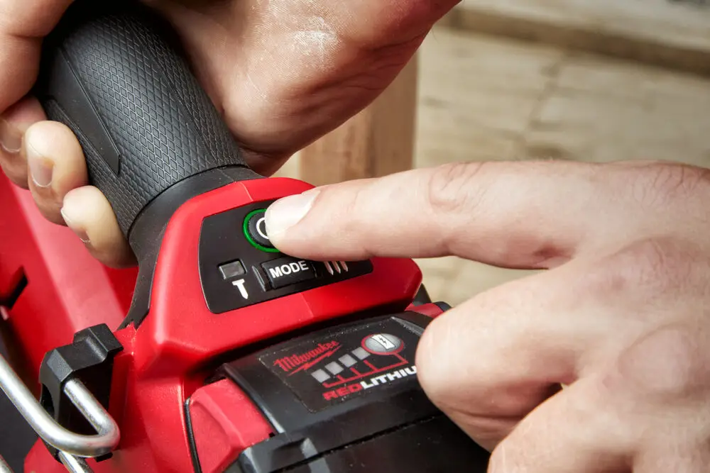Цвяхозабивний пістолет акумуляторний MILWAUKEE, M18 FFN-502C, 50/90мм (+зарядний пристрій, 2 акум. Х 5Аг, кейс) 
