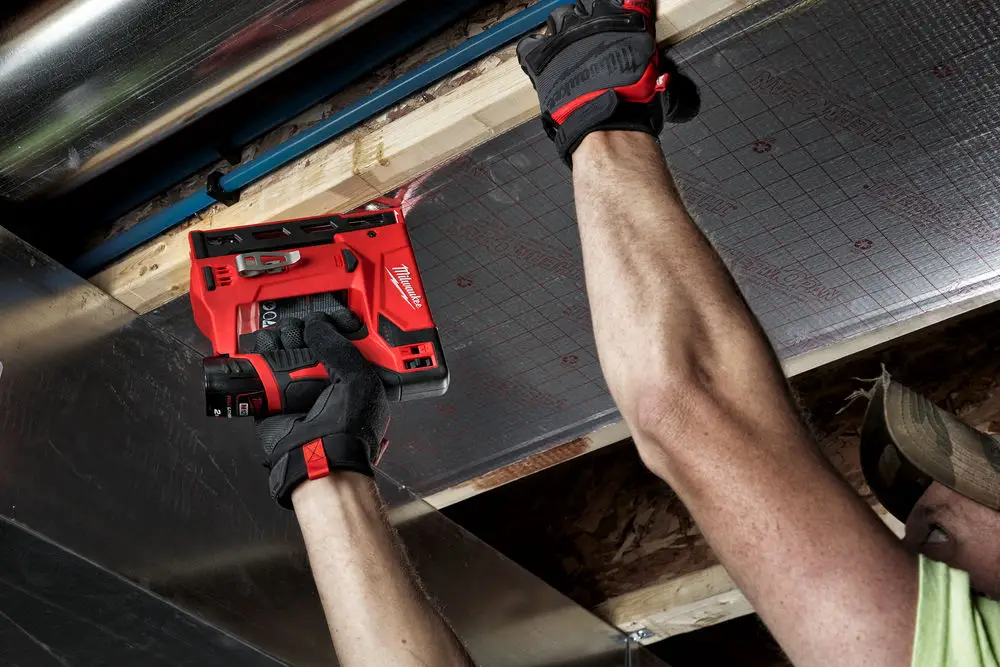 Степлер акумуляторний MILWAUKEE, M12 BST-202X (+ зарядний пристрій, 2 акум.X 2Аг, HDкейс) 